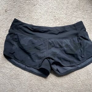 Lululemon Speed Up Short 2.5” Black Camo (Size 4)